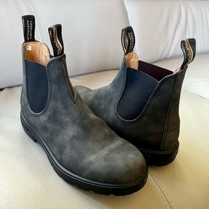 ✨WOMEN'S ✨CLASSICS
CHELSEA BOOTS - RUSTIC BLACK
